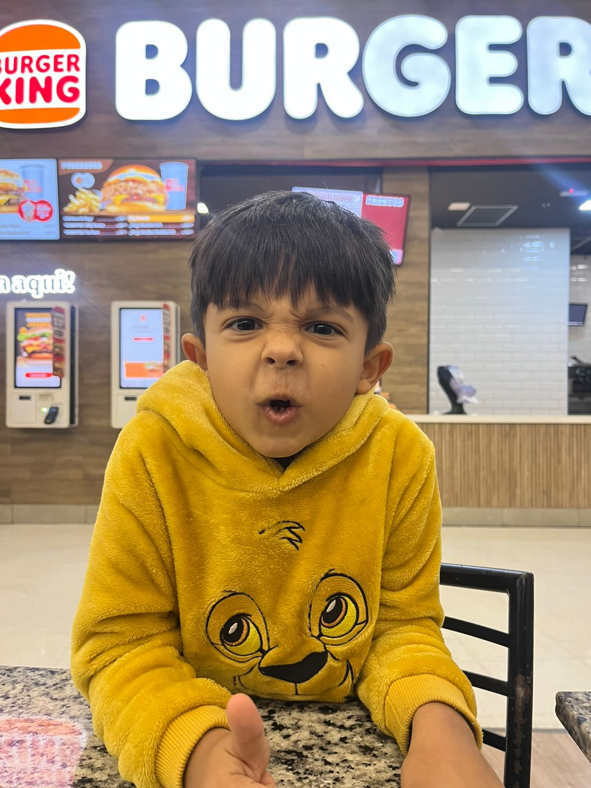 João fazendo uma expressão divertida